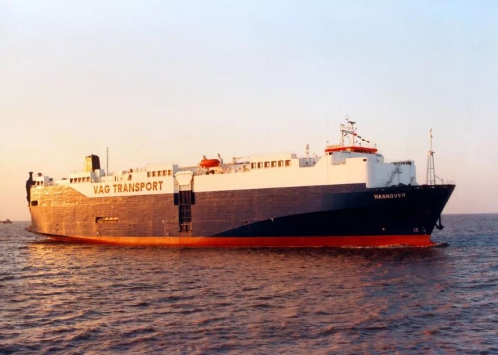 1988年2月25日江南造船建造世界先进水平4000车汽车运输船（PCTC）沃尔夫斯堡号命名 是国内造船厂第一次进入PCTC建造领域.jpg